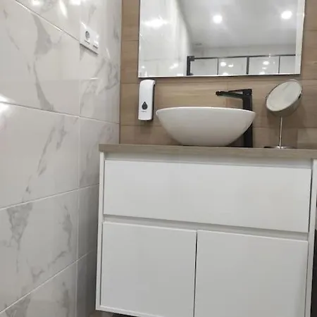 Bonita Y Amplia Casa Con Patio, En Centro Ciudad דירה